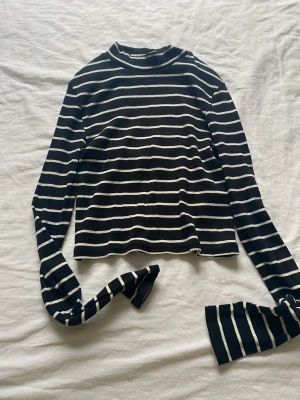 Tröja från HM - En söt långärmad i svart och vit. Storlek S. Kommer från HM. Pris kan diskuteras!