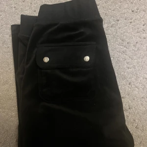 Juciy byxor  - Jag säljer mina svarta juciy couture byxor då dom inte andväns längre🌞 skriv vid intresse och om du vill ha fler bilder 🫶🏼