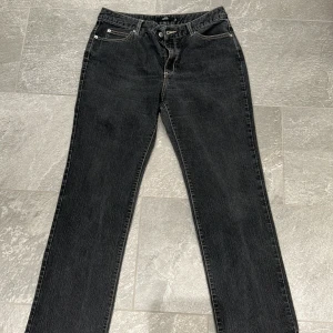Jeans - Fina raka lowrise jeans som  använts några få gånger, inga defekter och snyggt på dom som föredrar lite större jeans 🥰