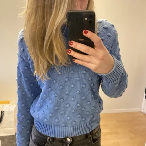 Blå tröja  - Jättefin blå tröja med knoppar på💓Köpte den för ca 3 år sedan💓Säljer den då den ej kommer till användning 