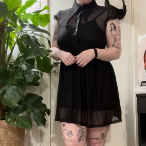 Killstar 2-piece dress L - Klänning från Killstar i strl L Klänningen består av två delar, en inre klänning och en övre spetsdel med spetsig krage i Wednesday Adams stil Aldrig använd