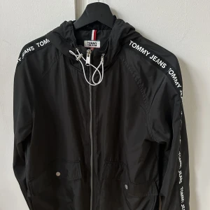 Hilfiger Jacka, Vattentät strl S - Fint skick. Ej använd.