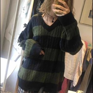 Randig stickad tröja - Köpte för ett tag sen men har aldrig använt :/, den är jätte skön med bra material! (Fraktkostnaden kanske inte är de som står)