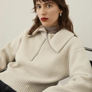 Stickad tröja - Säljer denna stickade tröjan i 100% Ull. Använd 2 gånger. Köpt för 500 kr<3