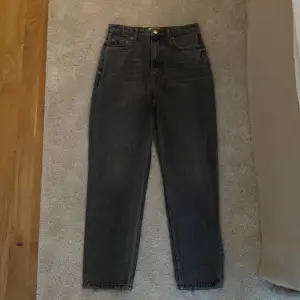säljer dessa fina jeans från zara då  jag beställde fel stl 💕 använda 1 gång och är i super fint skick. kostade 399 men säljer för 265 (då priset kan diskuteras) 💕 kontakta mig för intresse eller fler bilder 💘