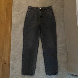 gråa jeans 💓 - säljer dessa fina jeans från zara då  jag beställde fel stl 💕 använda 1 gång och är i super fint skick. kostade 399 men säljer för 265 (då priset kan diskuteras) 💕 kontakta mig för intresse eller fler bilder 💘