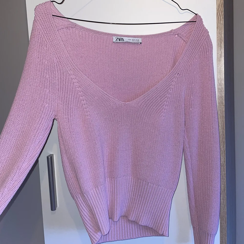 En fin rosa stickad tröja från Zara💗 använt fåtal gånger. Stickat.