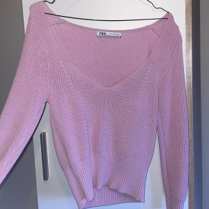 Stickad tröja  - En fin rosa stickad tröja från Zara💗 använt fåtal gånger
