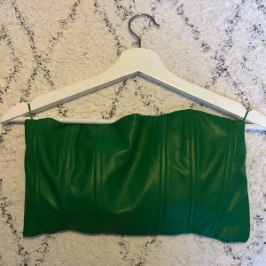 Topp - Grön topp i läderimitation från Zara. Perfekt till våren och sommaren. Storlek M men sitter bra på mig som vanligtvis är storlek S.