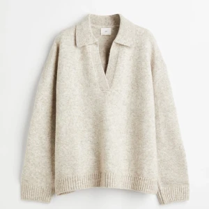 Stickad tröja - Köptes hösten 2022 men använd endast 1 gång så är i väldigt bra skick💗är i storlek Xs men passar även S💗 Nypris : 299kr💗