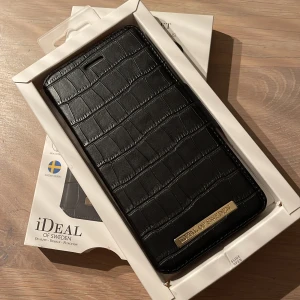 iDeal of sweden iPhone skal - Ett helt nytt mobilskal från iDeal of sweden i ”Size” 8/7/6/6S PLUS. Aldrig komt till användning här hemma då jag köpt fel ”size”.