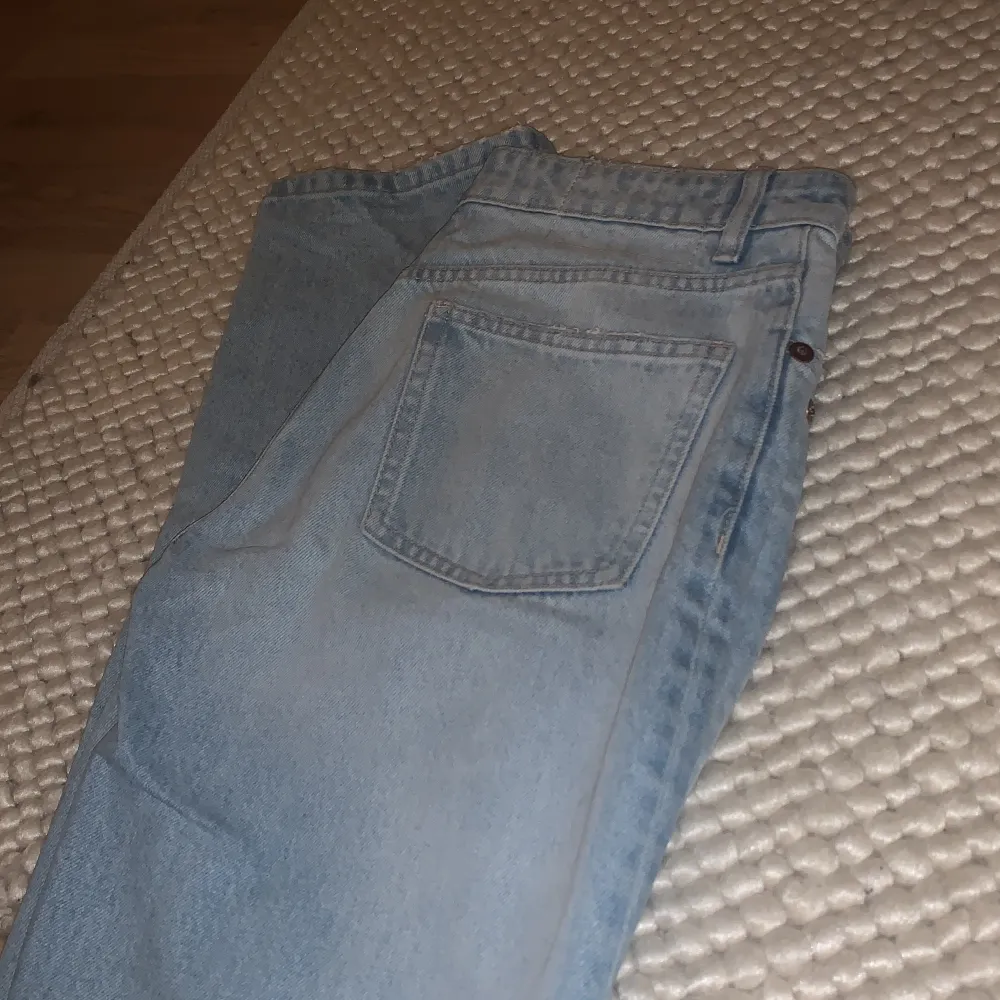 Garderobsrensning❣️❣️Mid/low waist jeans från zara som inte säljs längre. Använda fåtal gånger 🤍. Jeans & Byxor.