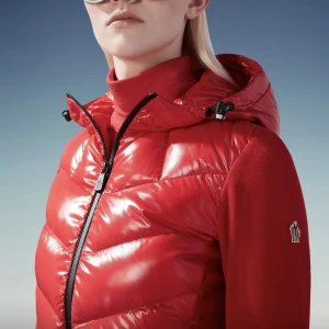 Moncler cardigan  - Moncler cardigan, köpt på NK för en månad sedan. Kvitto o tagg finns.  Hör av er vid fler frågor. Pris kan diskuteras! Öppen för byten.