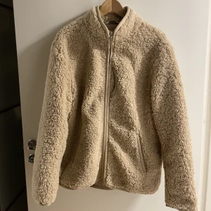 Fluffig jacka ZARA - Aldrig använd  