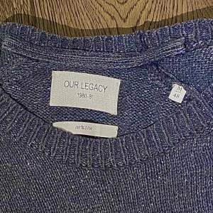 Hej, säljer min sweatshirt från Our Legacy. Den är i 100% silk och väldigt bra skick. Storlek Medium och True To Size. Priset är inte hugget i sten. Hör av dig vid frågor.