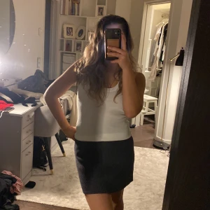 Stickad kjol  - Grå stickad kort kjol, knappt använd med strechtigt material! 