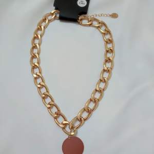 Säljer ett jättefint halsband i guld som tyvärr inte kommit till användning.  Oanvänt, från Ur&Penn.  Nypris - 59kr. 