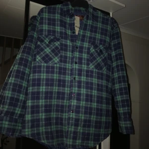 Urban outfitters Skjort-jacka - Säljer denna skjortjacka från Urban outfitters.♥️ Aldrig använd och köptes för 399kr för cirka 1 år sedan. Kontakta mig om det behövs flera bilder på plagget eller vid övriga frågor. Köparen står för frakt♥️ 