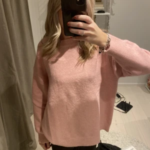 Stickad tröja  - Säljer denna rosa stickade tröja från zara. Slutsåld! Använd en gång. Storlek S. Färgen är lite mer rosa i verkligheten än på bilderna. Mer lik sista bilden från hemsidan. Skriv privat vid intresse💓startar budgivning vid flera intresserade. 