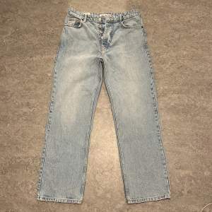 Ett par snygga Just Junkies jeans jag fått för ett tag sedan, inte använda så mycket och de är i bra skick bortsätt från en liten skada på höger knä (bild 3). Storlek 30/32   Säljs pga att de är för små i midjan. Kan mötas upp i Gävle eller skickas.