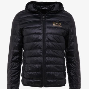 EA7 jacka  - Säljer begagnad Armani jacka 