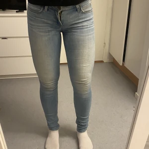 Lågmidjade Lee - Blå lågmidjade Lee-jeans säljes då de aldrig kommer till användning. Nypris 999 kr. Säljes självklart nytvättade! 