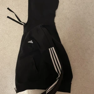 Adidas zip up - Fin adidas zip up som jag haft väldigt länge men som fortfarande är i bra skick och som även inte ser använd ut. Materialet är skönt! Använder inte denna längre för att jag tröttnat :) den var ganska dyr, men kan tänka mig 260-230