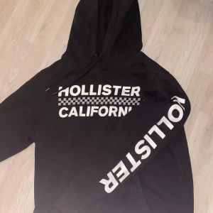 Hoddie  - Säljer denna Hollister hoddien pågrund av att det inte är min stil längre❤️