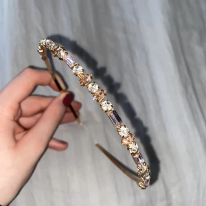 Glittrigt diadem  - Fint glittrigt tunt diadem. Aldrig använd. I mycket bra skick 💗