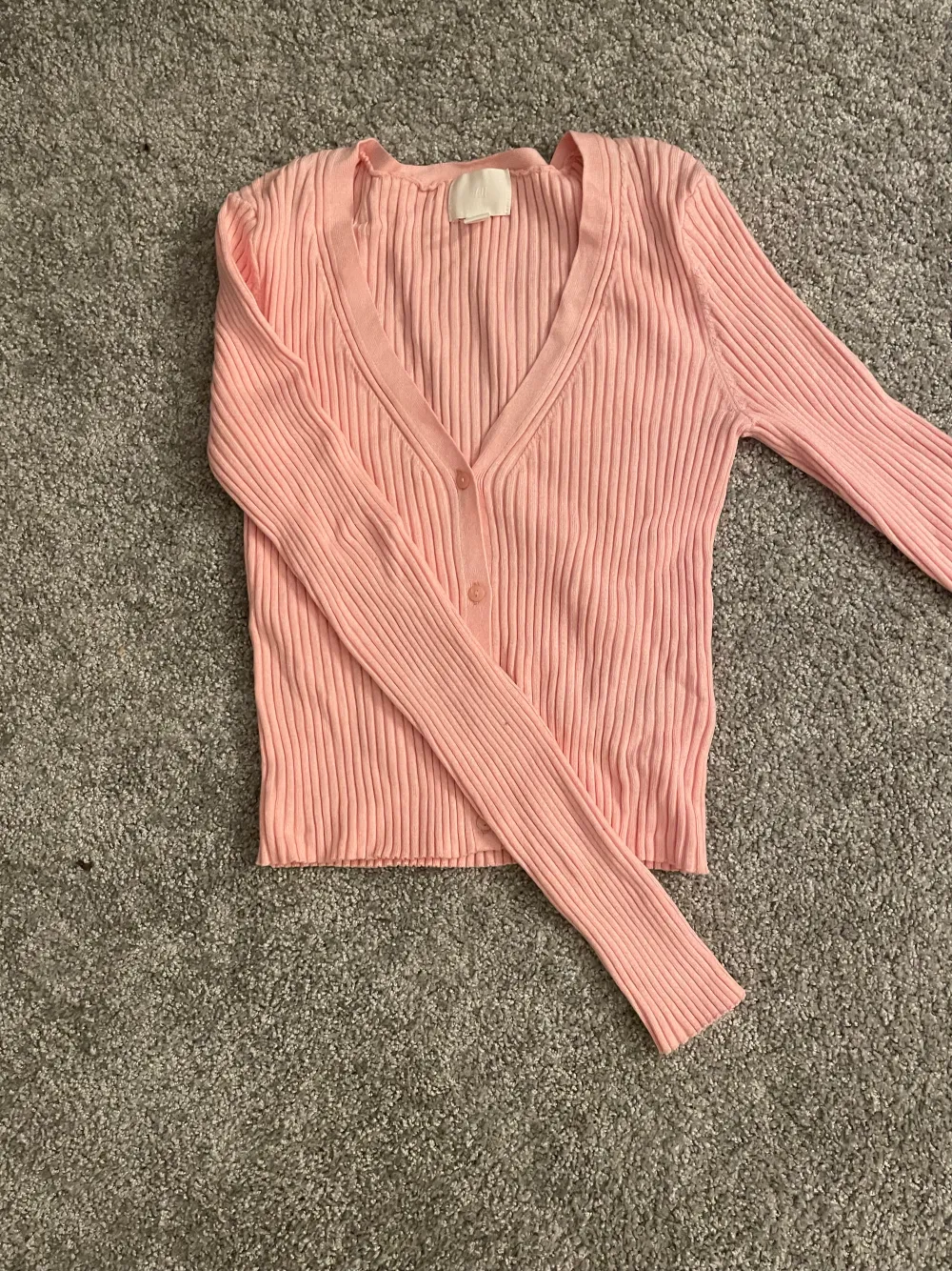 Säljer min långarmade pastell rosa tröja, som är i stl S. Använd 1 gång . Tröjor & Koftor.