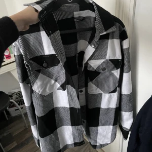 Säljer rutig jacka från Gina tricot - Säljer nu min rutiga jacka från Gina, använt den typ 1 gång fint skick säljer för att den inte kommer till användning💗