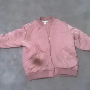 Säljer min rosa bomb jacka är använd minst 5-4 gånger är i bra skick 