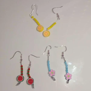 Örhängen  - Det finns Citron, blomma och Vattenmelon. Citronen är av genomskinlig tråd, men Blomman och Vattenmelonen är av ståltråd. 5 kr styck.