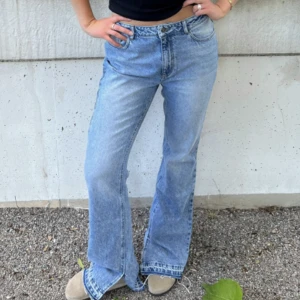 LXA jeans - Säljer dessa dö snygga jeans från LXA som jag precis fick hem men som va för små för mig. Dom är alltså bara andvända i så 5 min och har lapp kvar. Dom är storlek M. Perfekt bootcut och nypris 799, jag säljer dom för 399. Snabb affär! 🪩💙