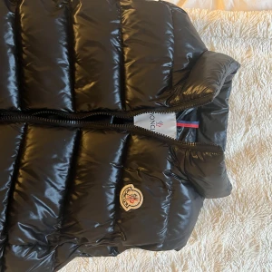 Moncler väst - Säljer nu min moncler väst som är välanvänd. Det är i en storlek 3 och är svart. Finns fler bilder så bara att höra av sig om det skulle vara så. Äkta såklart!