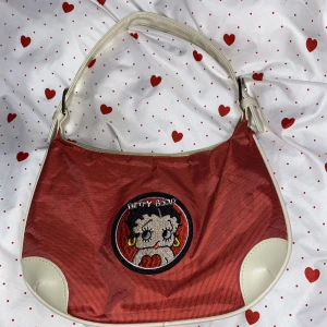betty boop väska - säljer den för att jag inte har nån användning för den. köpte den från aliexpress. 31cm bred, 21cm lång