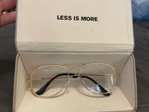 Läsglasögon från synsam - För att lugna ögonen vid ansträngning av läsning, telefontittande. Köpta för 500kr på synsam, säljer för 250kr