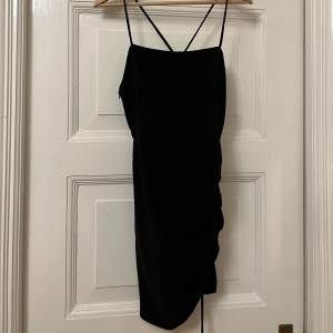 Skitsnygg klänning från Zara, stolek m, nyskick och använd endast 1 gång💕💕korsad i ryggen och snörning på sidan, funkar som festklänning✨köparen står för frakt✨