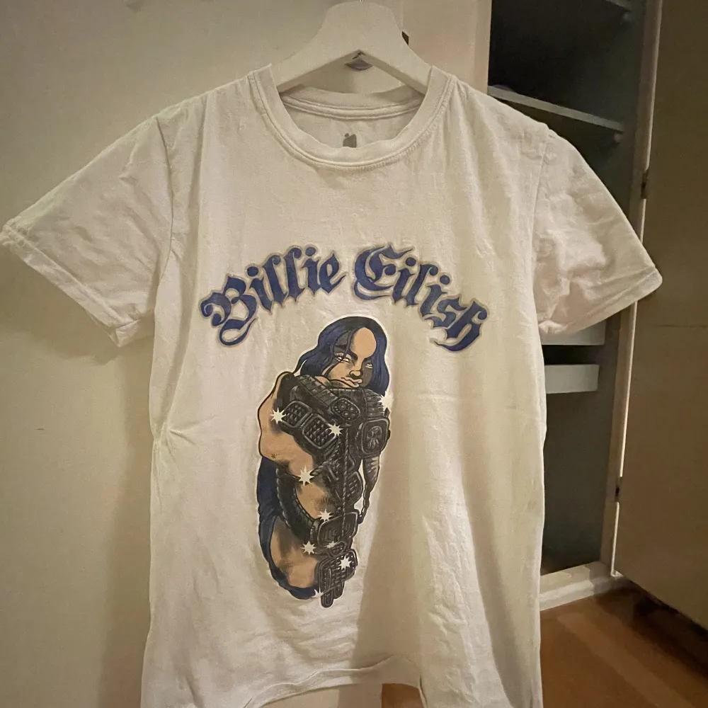 Jag säljer min snygga billie eilish t-shirt. Säljer pga att den inte kommer till användning. Bra skick (har bara använt några få gånger), men säljer den ganska billigt pga att den är köpt för ungefär 1,5 års sen. Köparen står för frakten 😁. T-shirts.