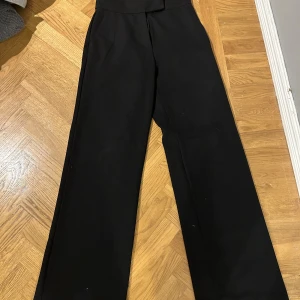 Utsvängda kostymbyxor  - Utsvängda kostymbyxor från H&M, storlek 38