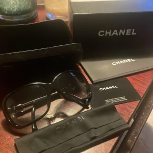 Äkta chanel - Äkta chanel solglasögon (med certifikat). Bra skick och supersöt design. Nypris ligger omkring 6000kr så mitt pris är väldigt bra