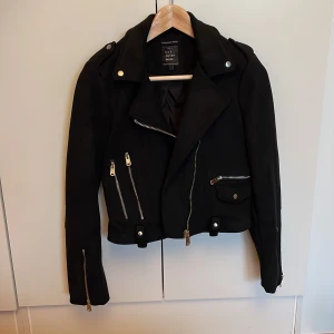 Svart jacka  - Svart mockaliknande jacka från Zara. Storlek XS, sällan använd men saknar skärp därav lågt pris! Kan mötas upp i centrala Uppsala annars får köparen stå för frakten! ☺️