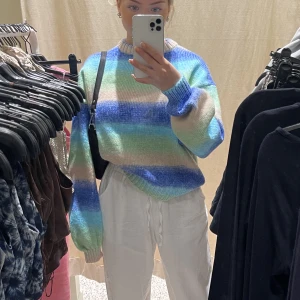 Stickad tröja  - Säljer min väldigt mysiga stickade tröja från bikbok då den inte riktigt kommer till användning. Knappt använd, i nyskick. Storlek Xs men skulle säga att den passar en xs-m beroende på hur man vill att den ska sitta🤩🤩