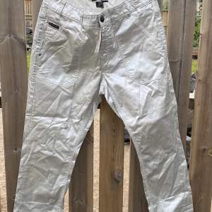 Snygga byxor i jeansmodell från italienska Ra-re i silver  Oanvända! Nypris 180 euro 