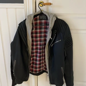 Skinnjacka herr - Jackan är nästan inte använd, jättebra skick. Jackan är ifrån Jofama by kenza. Nypris 3000kr.  Säljs pga kommer ej till användning. Strl 52. Inte mitt fel för postens slarvfel osv. Pris kan diskuteras!