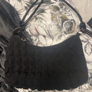 Väska - Säljer denna fina väska då den inte kommer till användning💕