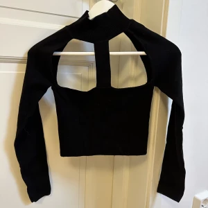 Topp zara - Säljer denna såå snygga toppen från zara, aldrig använd ❤️