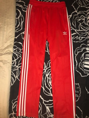 Adidas byxor - Hej! Säljer även mina adidas byxor i röd, alltså säljer även en röd kofta så säljer hela dressen, de är som nya👍🏼