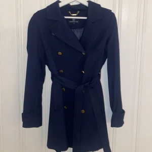 Stockhlm kappa - Navy-blue kappa med guld knappt från Stockhlm Strl: 36