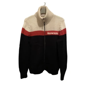 Moncler zip - Moncler zip sweatshirt i princip 10/10 skick storlek S skriv för fler bilder 